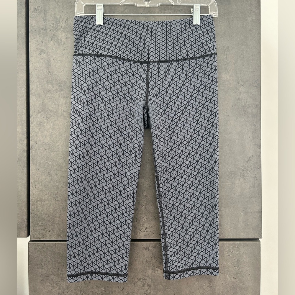Victoria’s Secret VSX Sport Knockout Crop geometric Grey Black Sz S leggings - Picture 3 of 11